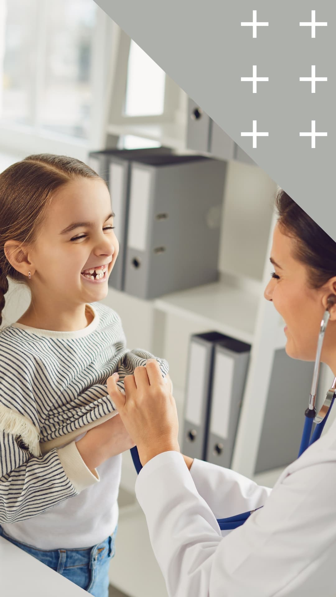 Doctora atendiendo a Paciente