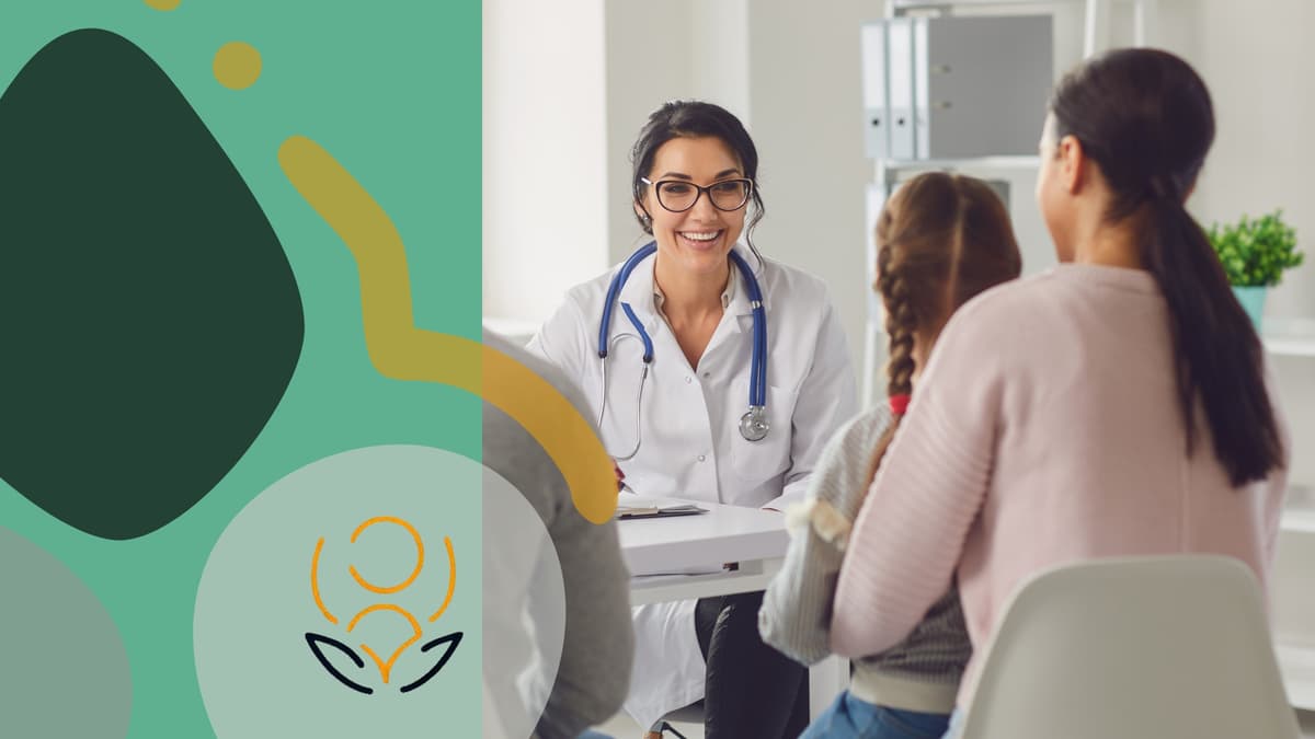 Doctora atendiendo paciente